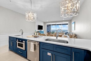 Refrigerador, microondas, horno y lavavajillas