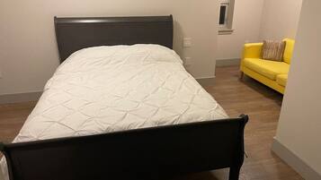 1 soverom, skrivebord, strykejern/-brett og reiseseng for barn