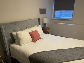 1 habitación, tabla de planchar con plancha y cuna de viaje 