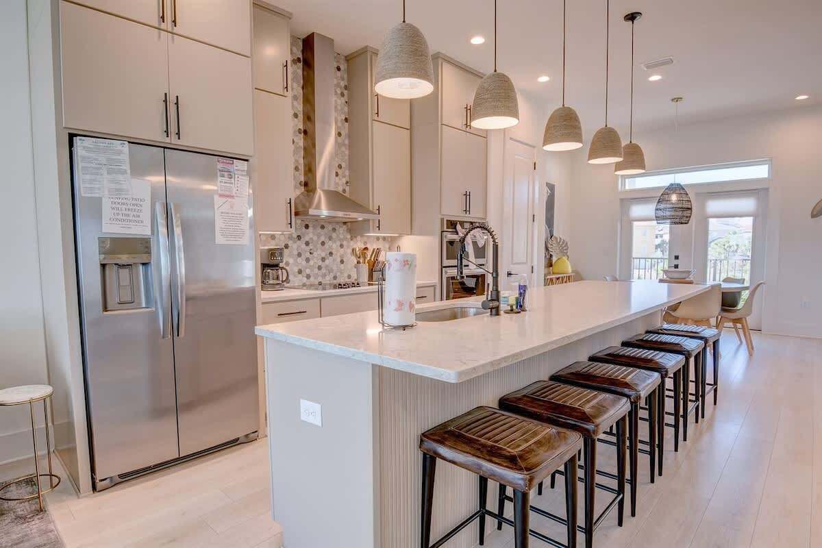 Kjøleskap, mikrobølgeovn, ovn og kokeplater