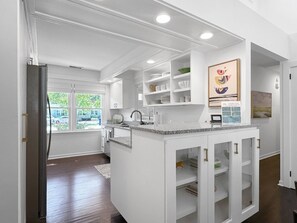 冷蔵庫、電子レンジ、オーブン、コンロ