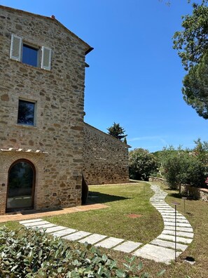 Property grounds - Domus Eleiva Relais, late 19th century estate with infinity pool and tennis court (Toscana)