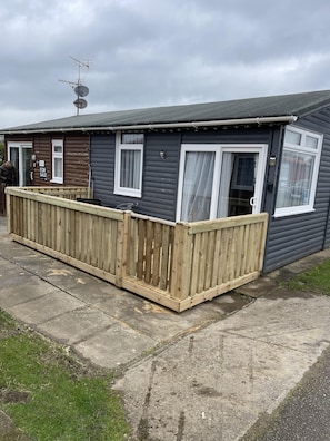Chalet | Exterior - Grey Shells 2-bed Chalet in Bridlington South Shore (Bridlington)
