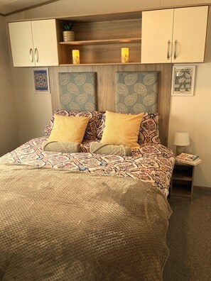 Cabin | 2 bedrooms, iron/ironing board, free WiFi, bed sheets - Cosy Beach Getaway Naish Est Near New Forest (New Milton)