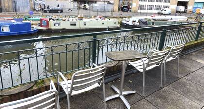 Apartment With Canal View in Broadway Market