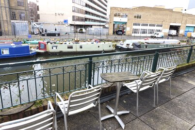 Apartment With Canal View in Broadway Market
