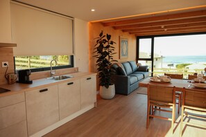 Deluxe-villa - 2 soveværelser - privat pool - ved havet | Opholdsområde | 24-tommers smart-tv med digitale kanaler