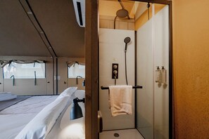 Design Tent | Bathroom | Towels, soap, shampoo, toilet paper - Espazo  (Carballo)