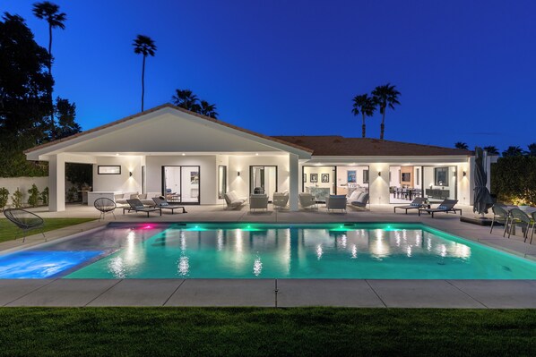 A heated pool - Villa Moscotto - Luxury Palm Springs Retreat (Palm Springs)