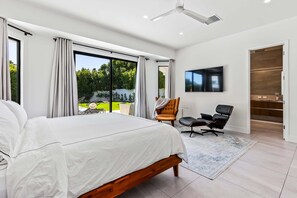 4 bedrooms, desk