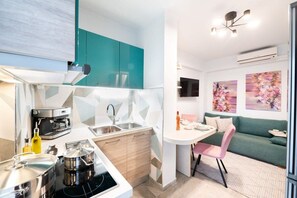 Fridge, microwave, oven, coffee/tea maker - Urban Bloom Oasis - Mini Zen Maison (Kalamata)