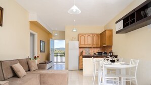 Un apartamento moderno con sala de estar, cocina, comedor y balcón.