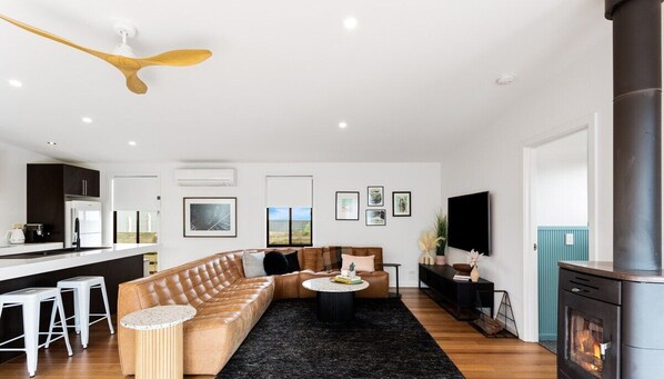 TV, fireplace - Dream Vacation Home, 3 Bdr 2 Ba (Cape Woolamai)