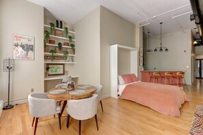 1 habitación, tabla de planchar con plancha, wifi y ropa de cama