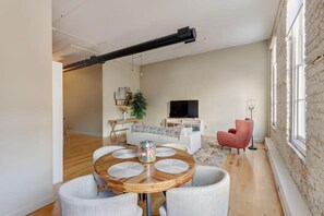 テレビ、書斎 / ワークスペース
