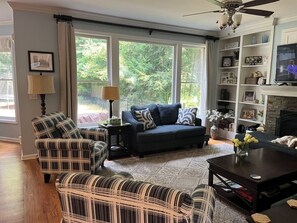 Een smart-tv, een open haard en videogames