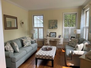 Een smart-tv, een open haard en videogames