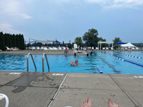 5 bdrm- hot tub & fire pit, Water's Edge pool, tennis pickleball - Saratoga Lake