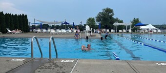 5 bdrm- hot tub & fire pit, Water's Edge pool, tennis pickleball - Saratoga Lake