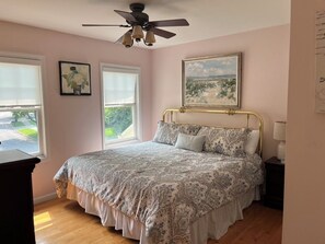 5 slaapkamers, een strijkplank/strijkijzer, reisbedje, wifi