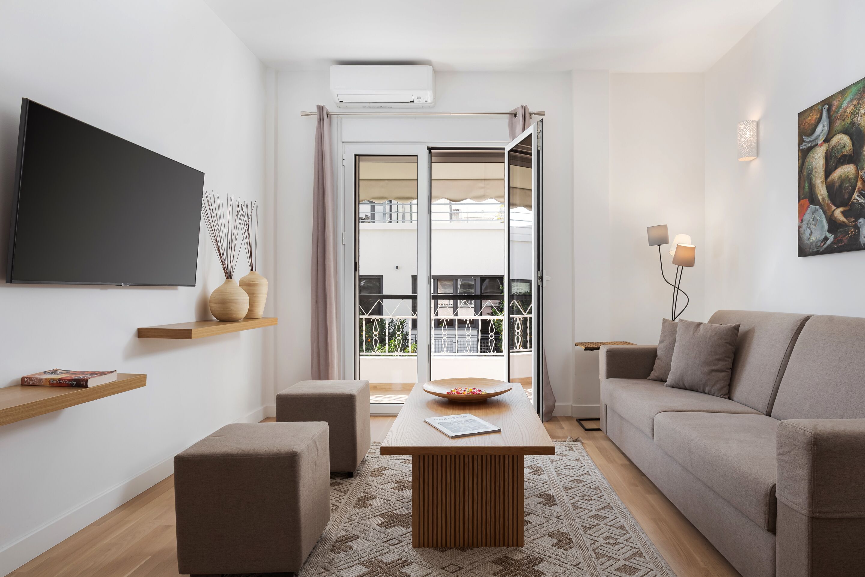 Apartamento premier, 3 quartos, para não fumantes, vista para a colina | Sala de estar | Smart TV 50 polegadas com canais digitais, Netflix