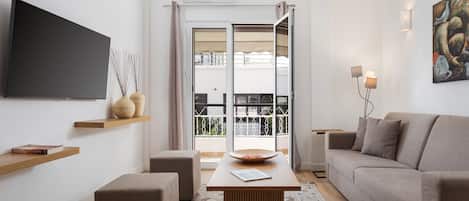 Apartamento premier, 3 quartos, para não fumantes, vista para a colina | Sala de estar | Smart TV 50 polegadas com canais digitais, Netflix