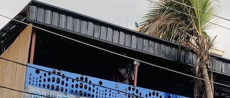 Vista frontal de la propiedad