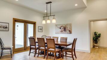 House (6 Bedrooms) | Interior