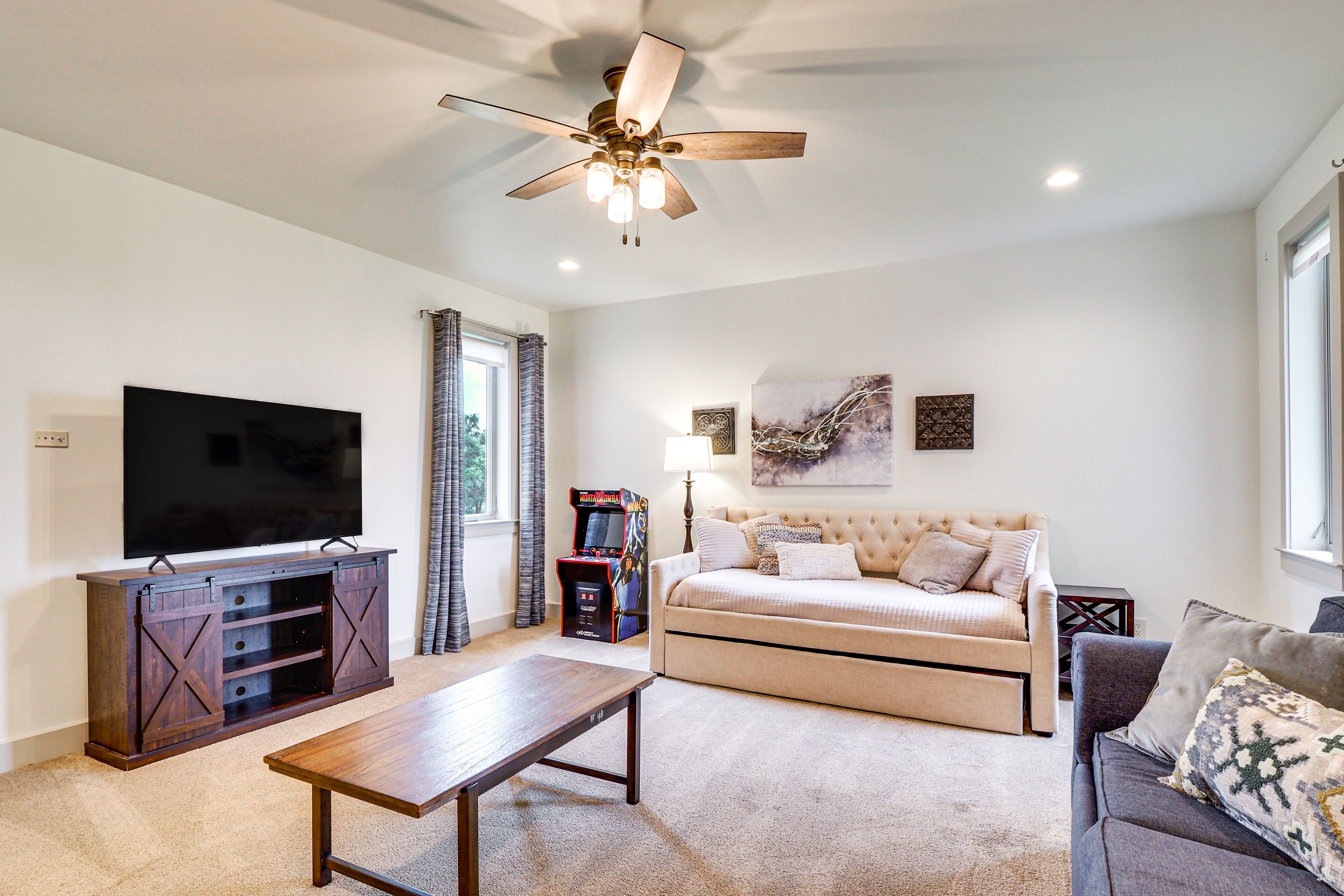 House (6 Bedrooms) | Interior