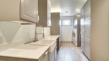 House (6 Bedrooms) | Interior