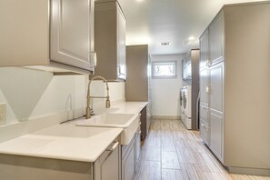 House (6 Bedrooms) | Interior