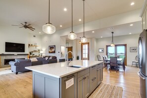 House (6 Bedrooms) | Interior