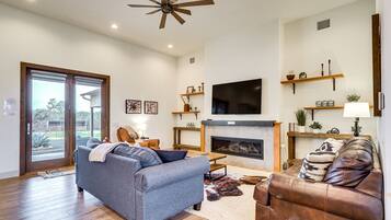 House (6 Bedrooms) | Interior