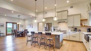 House (6 Bedrooms) | Interior
