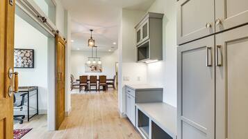 House (6 Bedrooms) | Interior