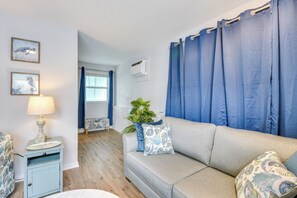 Interior - Fort Walton Beach Bungalow w/ Private Hot Tub! (Fort Walton Beach)