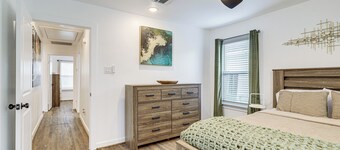 6 Mi to Dtwn: Sleek Houston Retreat!