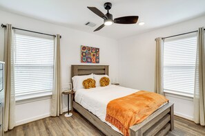 Interior - 6 Mi to Dtwn: Sleek Houston Retreat! (Houston)