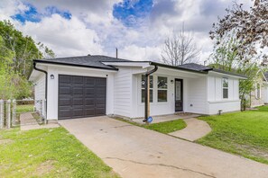 Interior - 6 Mi to Dtwn: Sleek Houston Retreat! (Houston)