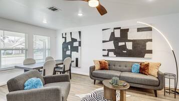 House (3 Bedrooms) | Living area