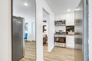 Interior - 6 Mi to Dtwn: Sleek Houston Retreat! (Houston)