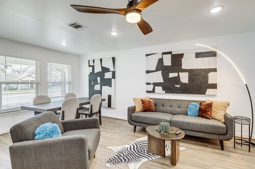 3 Mi to NRG Stadium: Sleek Houston Retreat!