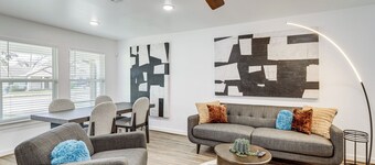 3 Mi to NRG Stadium: Sleek Houston Retreat!