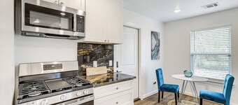 6 Mi to Dtwn: Sleek Houston Retreat!