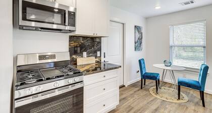 6 Mi to Dtwn: Sleek Houston Retreat!
