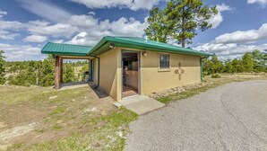 Pieni, yhden kerroksen rakennus, jossa on vihreä katto ja katettu sisäänkäynti.
