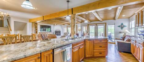 House (6 Bedrooms) | Interior