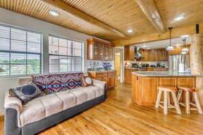 House (6 Bedrooms) | Interior