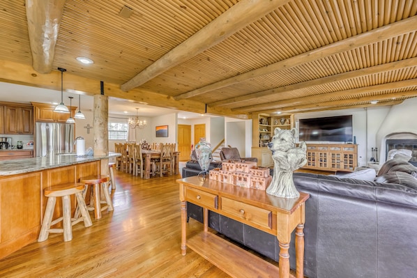 House (6 Bedrooms) | Interior