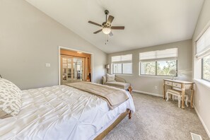 4 bedrooms, laptop workspace, bed sheets - Alto Retreat w/ Wraparound Deck & Game Room! (Alto)